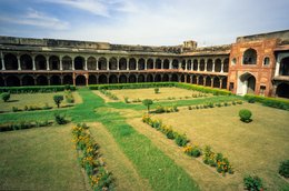 Agra;-Agra-Fort;-Arcades;-Architecture;-Courtyard;-Flowerbeds;-Galleries;-Garden;-India;-Kaleidos;-Kaleidos-images;-La-parole-à-limage;-Lal-Qila;-Machchi-Bhawan;-Mughal;-Mughal-garden;-Pavilion;-Red-sandstone;-Stories-Pictures;-Tarek-Charara;-UNESCO;-Uttar-Pradesh;-World-Heritage